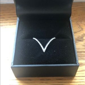 Right hand diamond V ring